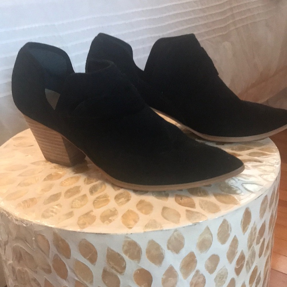 Size 81/2 Lien Do black suede bootie 2 1/2 “ heel